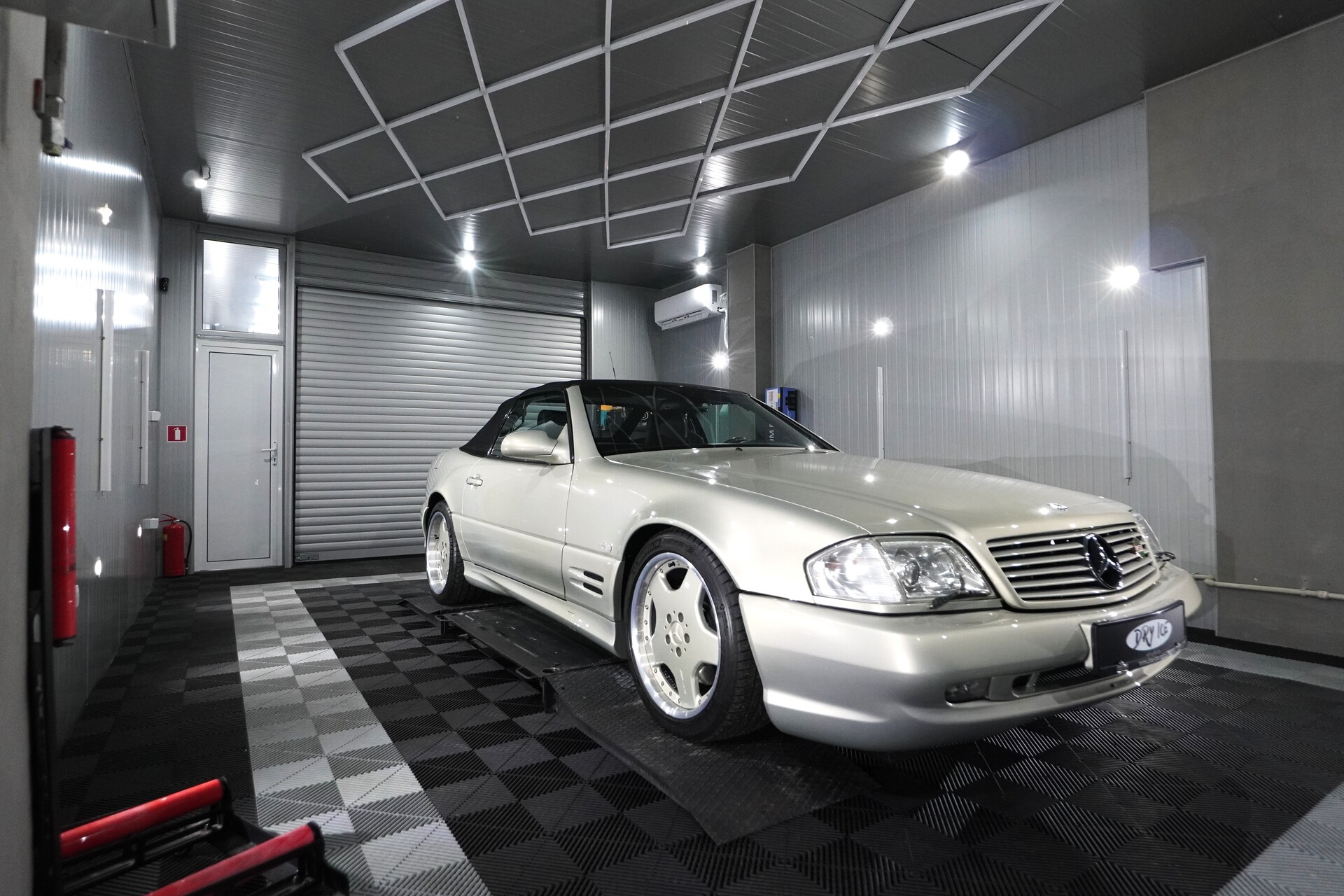 Mercedes-Benz-R129-SL55-AMG-1