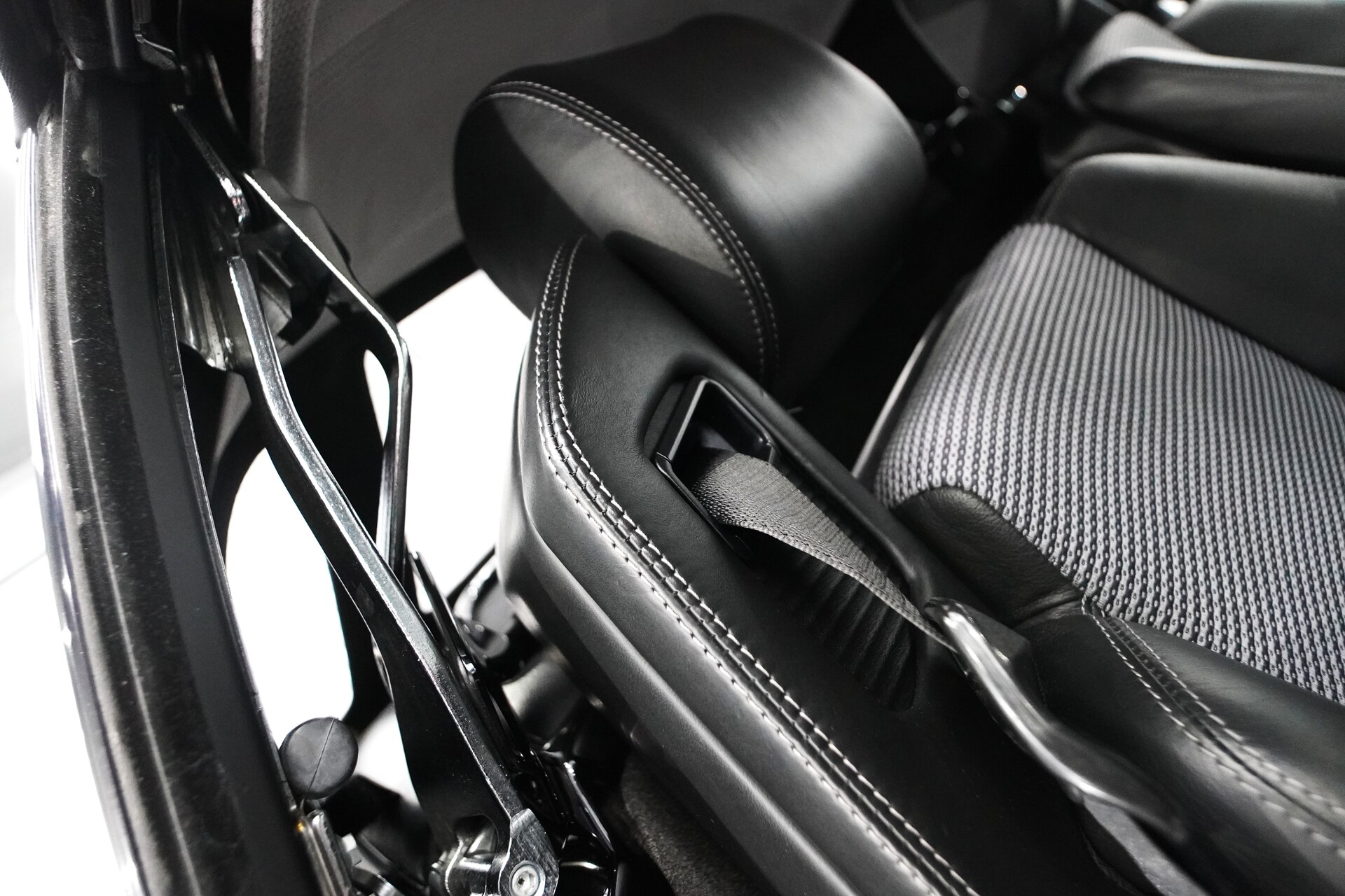 Mercedes-Benz-R129-SL55-AMG-11