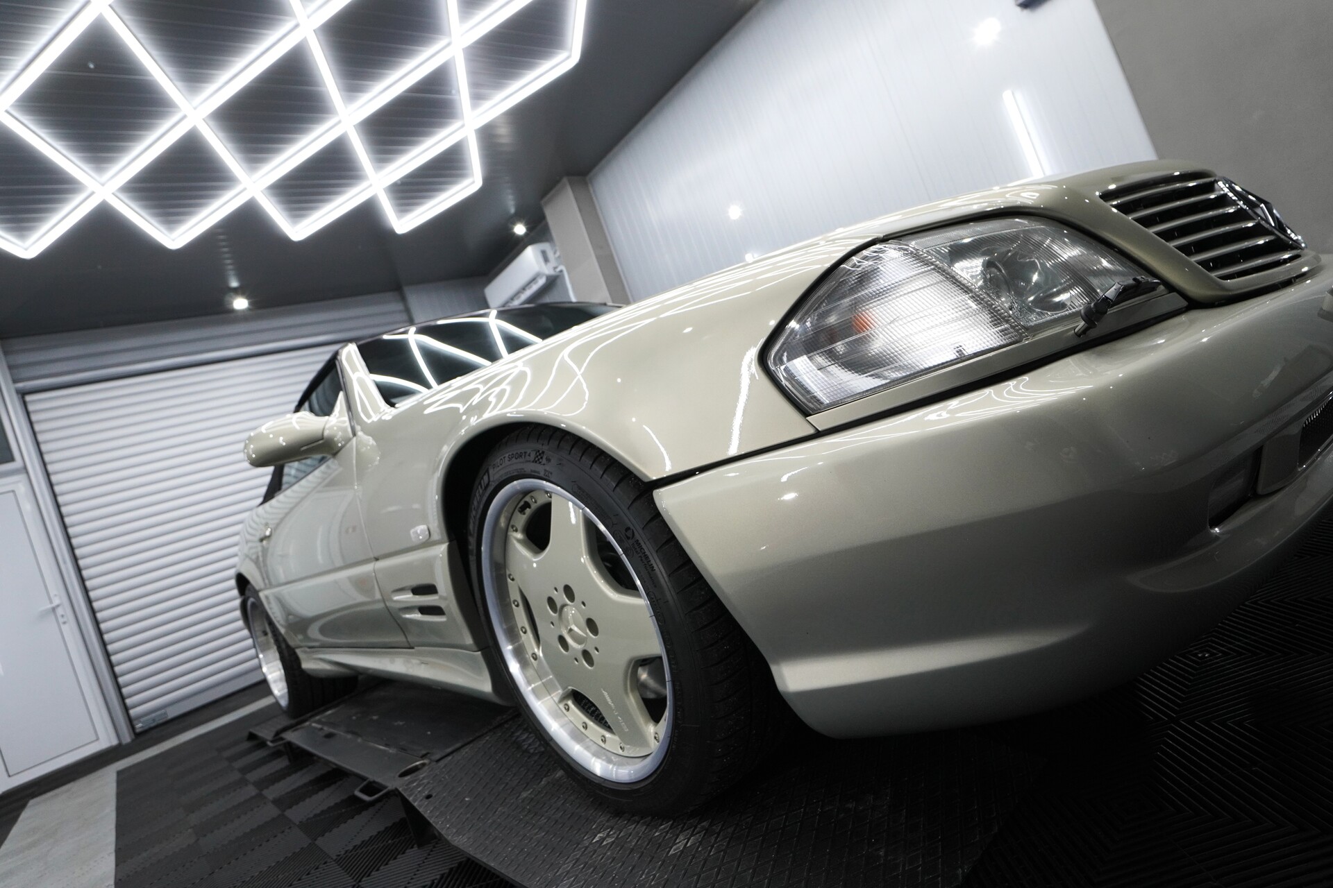 Mercedes-Benz-R129-SL55-AMG-2