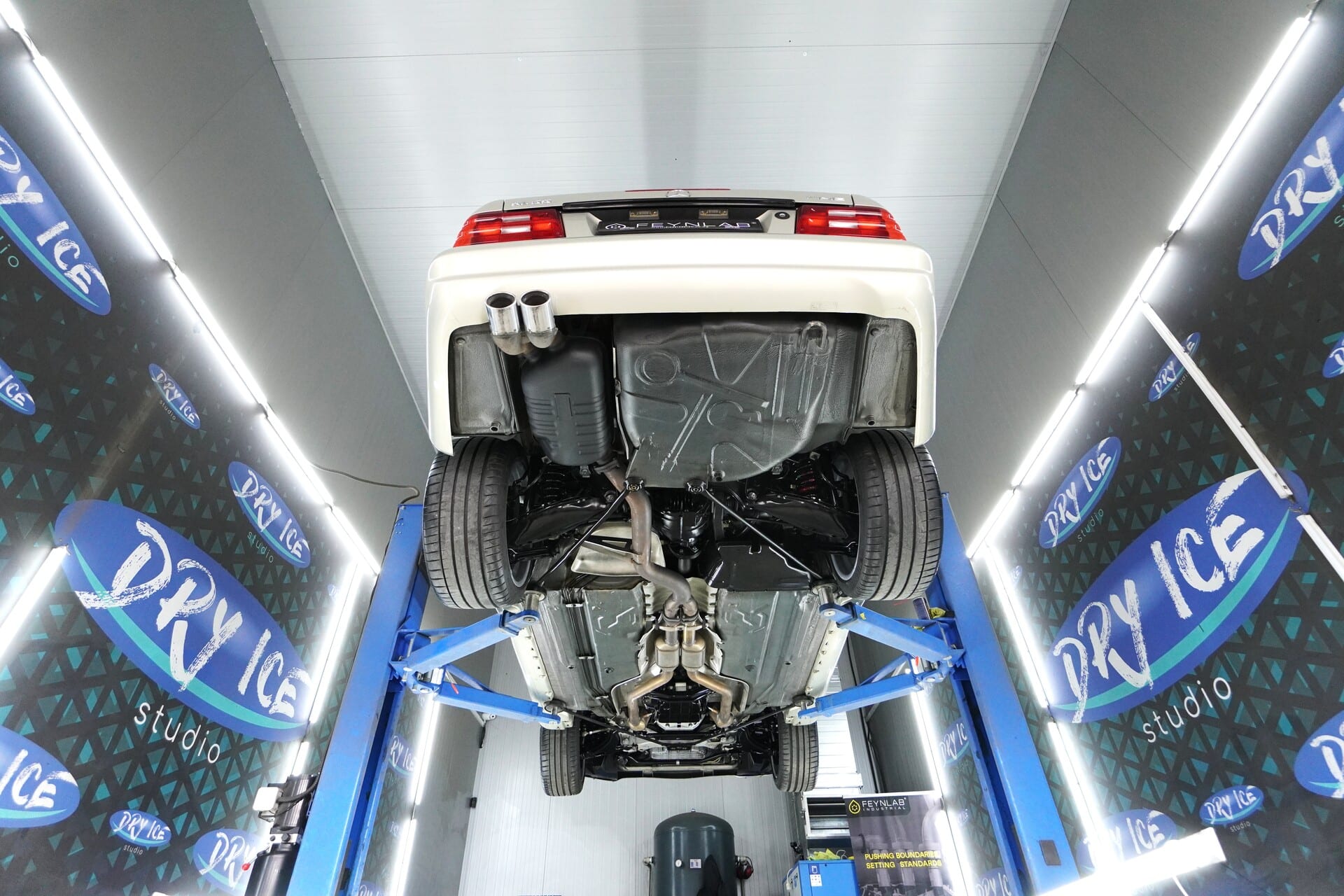 Mercedes-Benz-R129-SL55-AMG-23