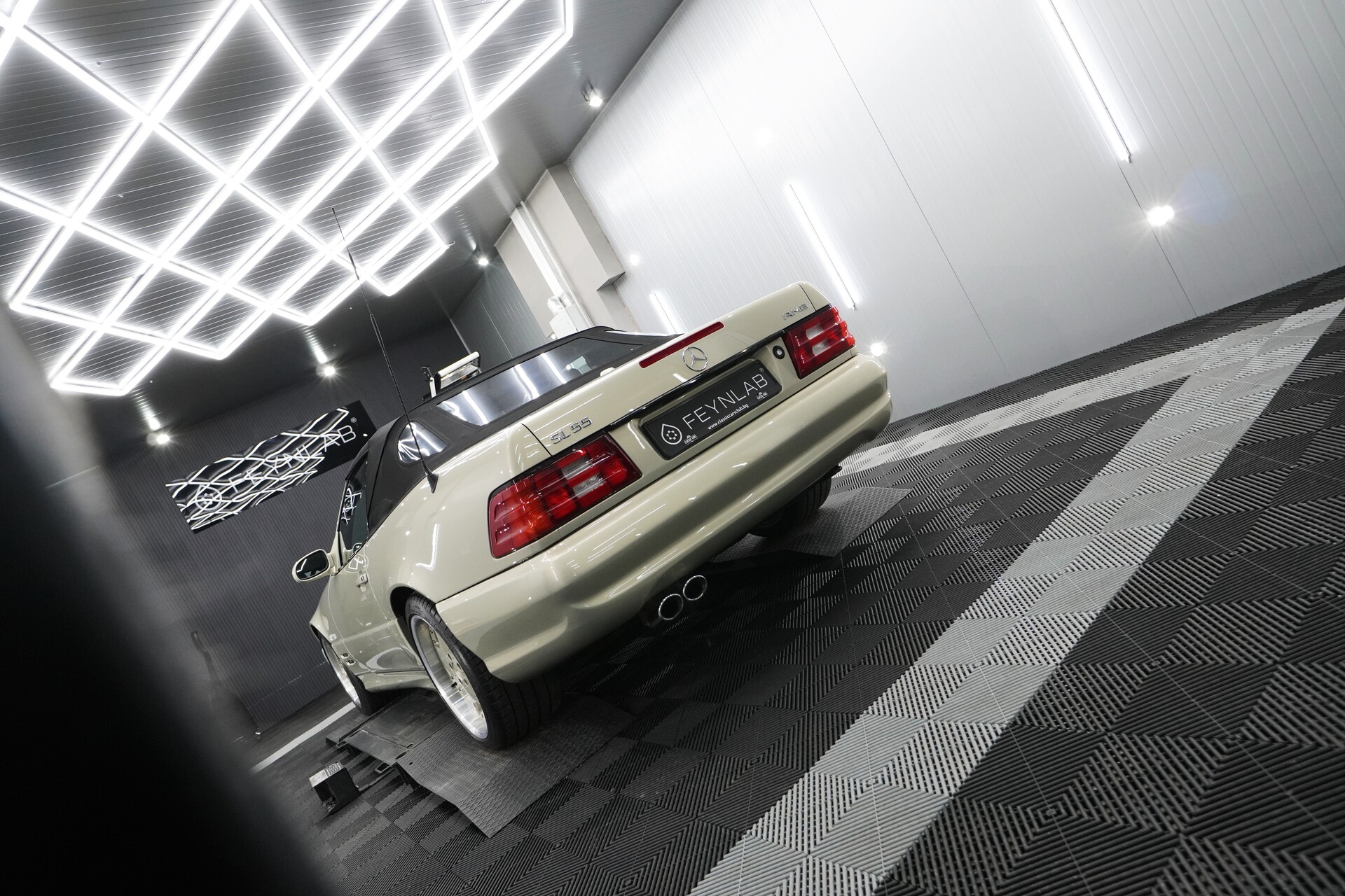 Mercedes-Benz-R129-SL55-AMG-3