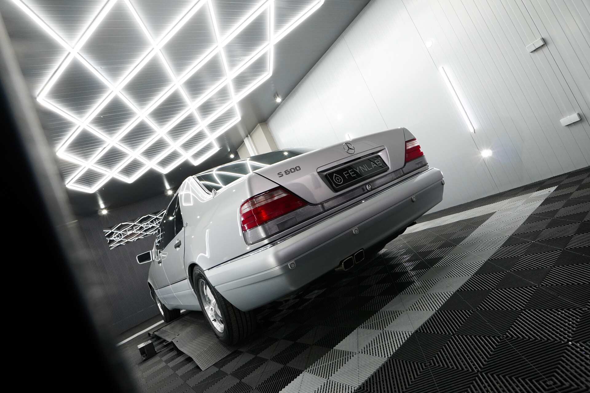 Mercedes-Benz-S600-1