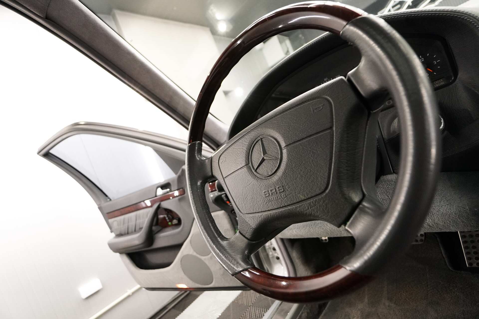 Mercedes-Benz-S600-16