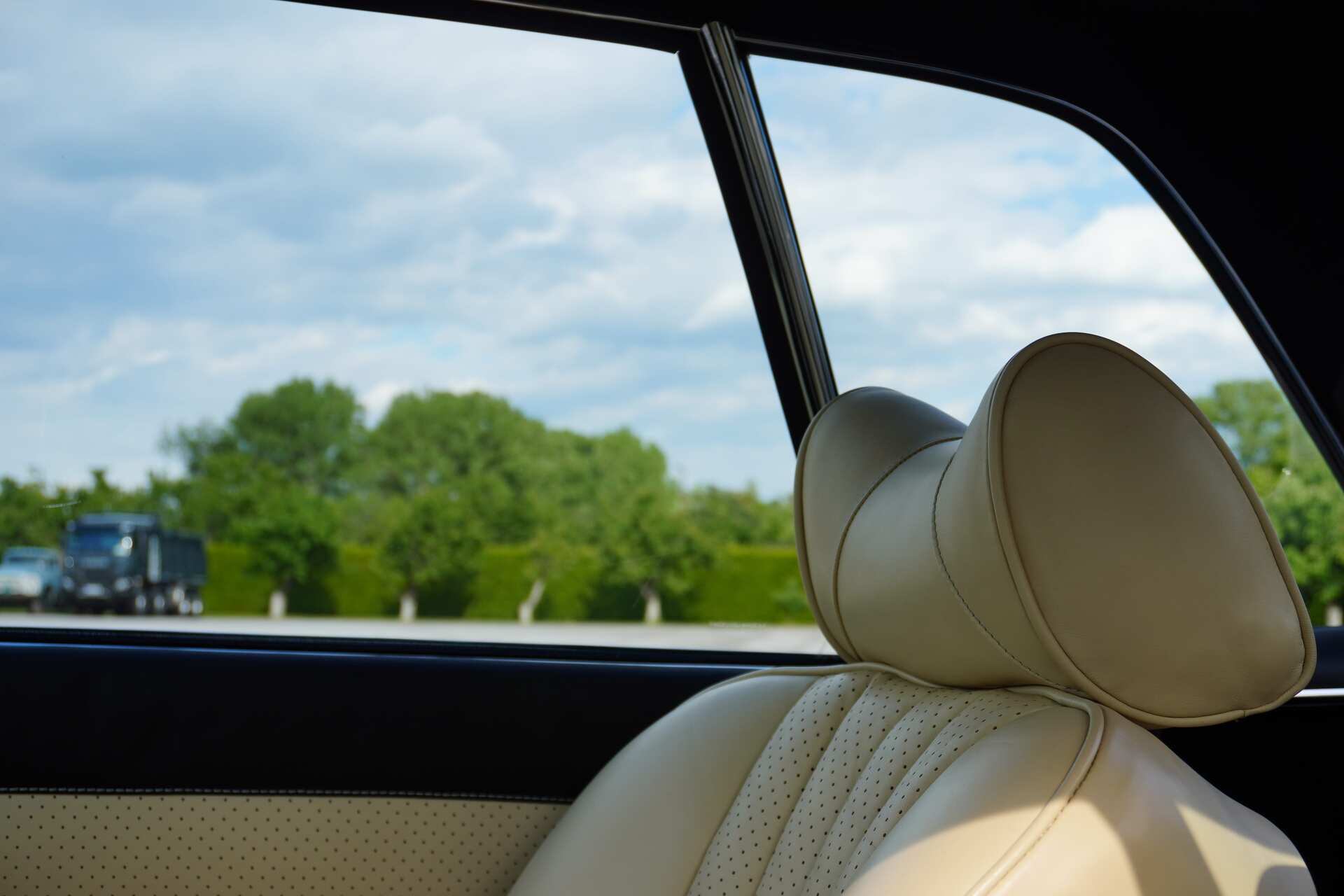 Mercedes-Benz-SL280-1