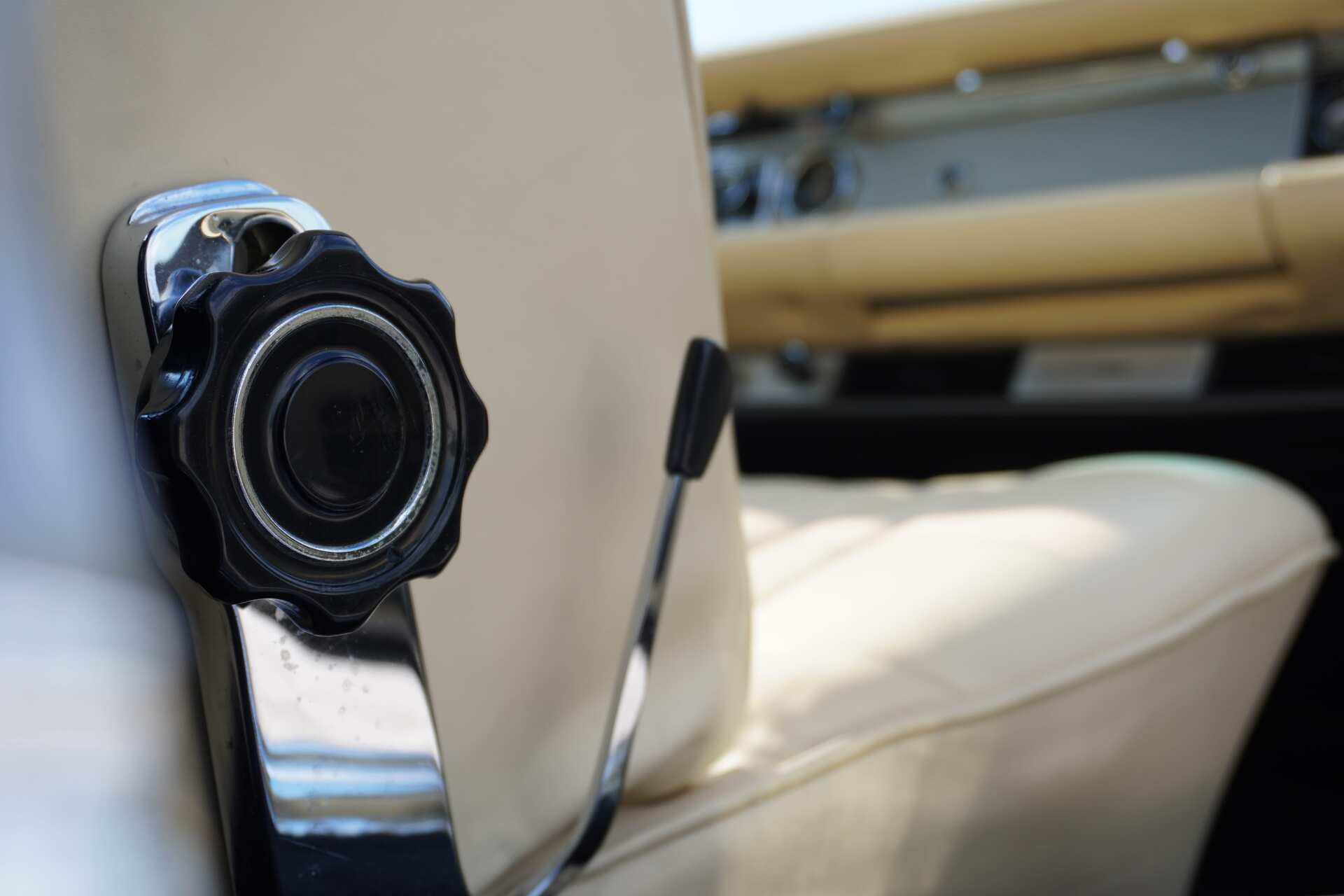 Mercedes-Benz-SL280-16