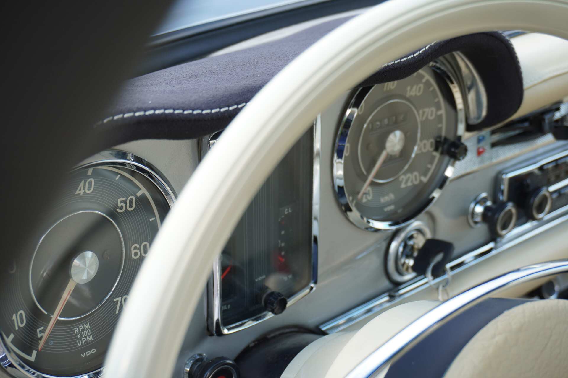 Mercedes-Benz-SL280-4