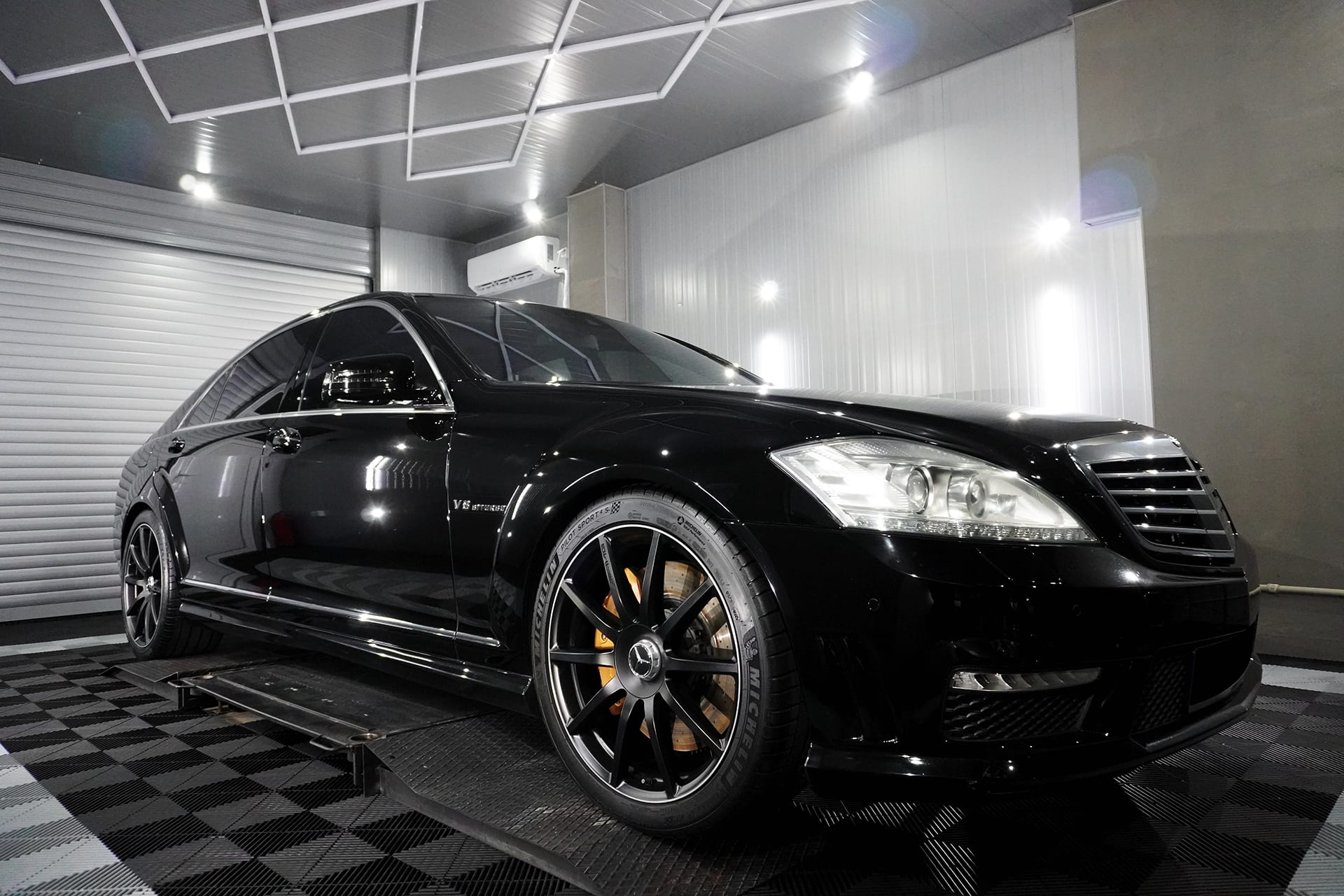 Mercedes-Benz-W221-1