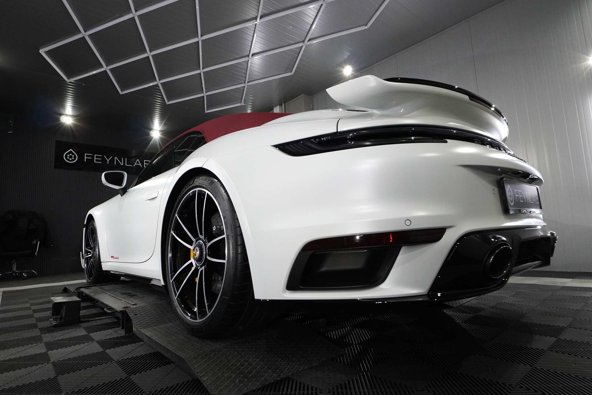 Porsche-911-Turbo-S-11