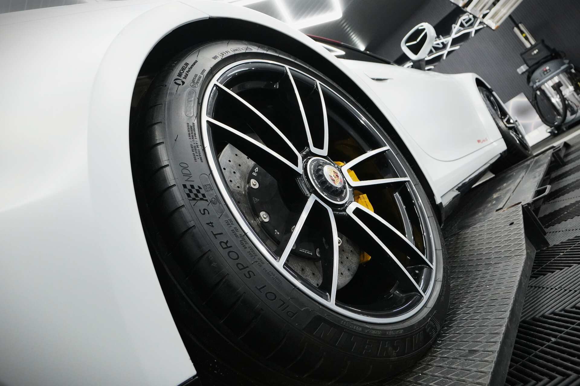 Porsche-911-Turbo-S-16