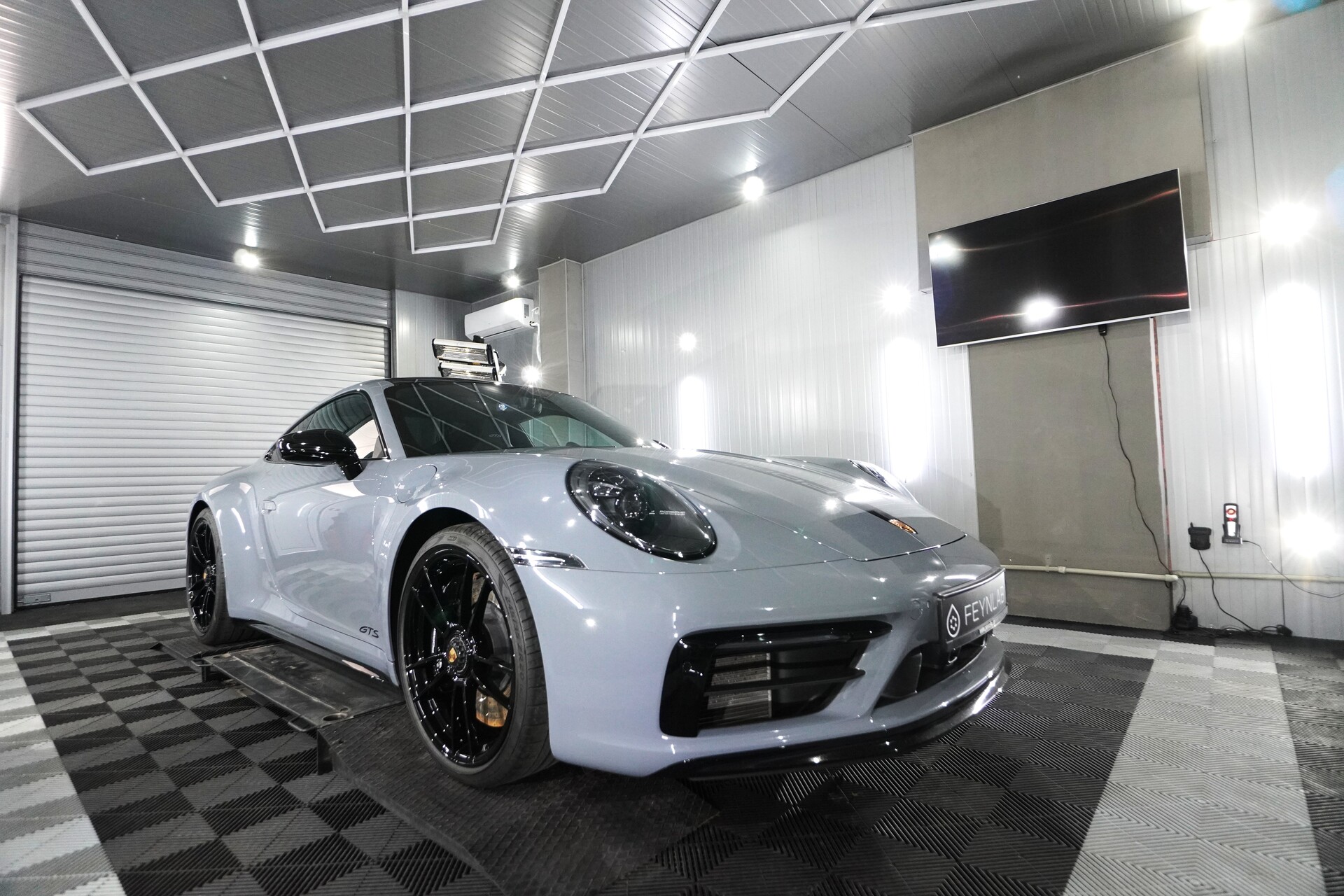 Porsche-911-Carrera4-GTS-1