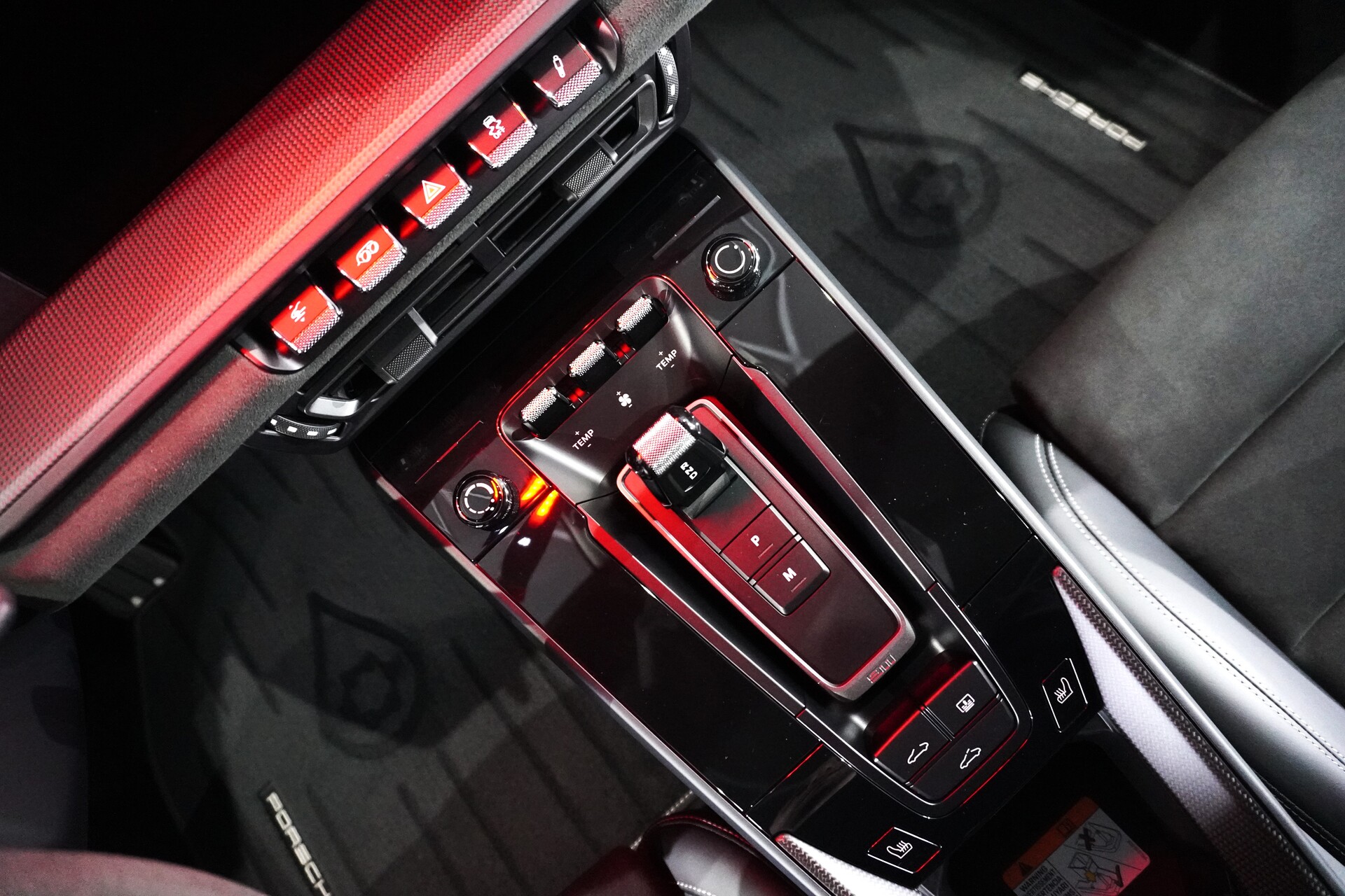 Porsche-911-Carrera4-GTS-25