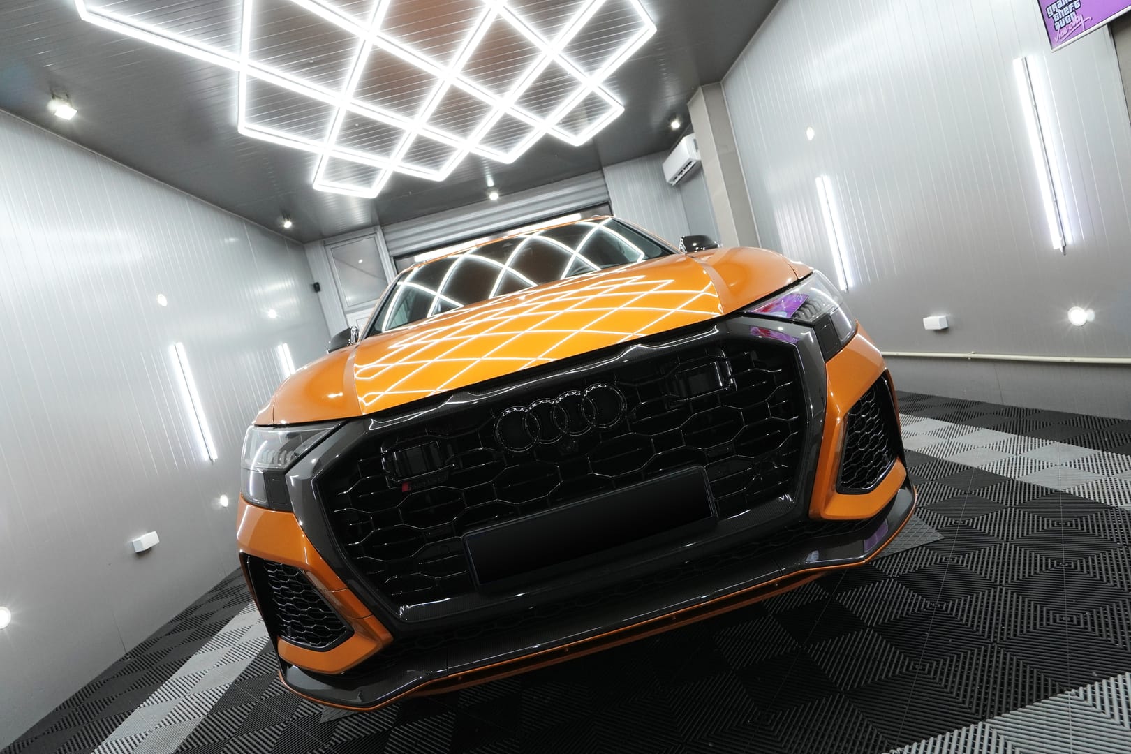 Audi-RSQ8-1