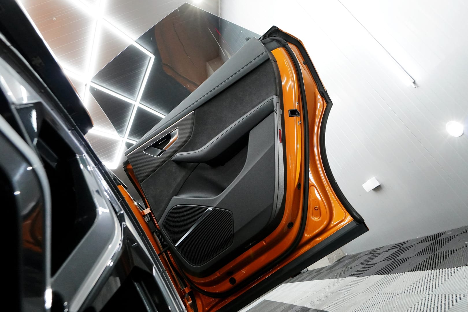 Audi-RSQ8-10