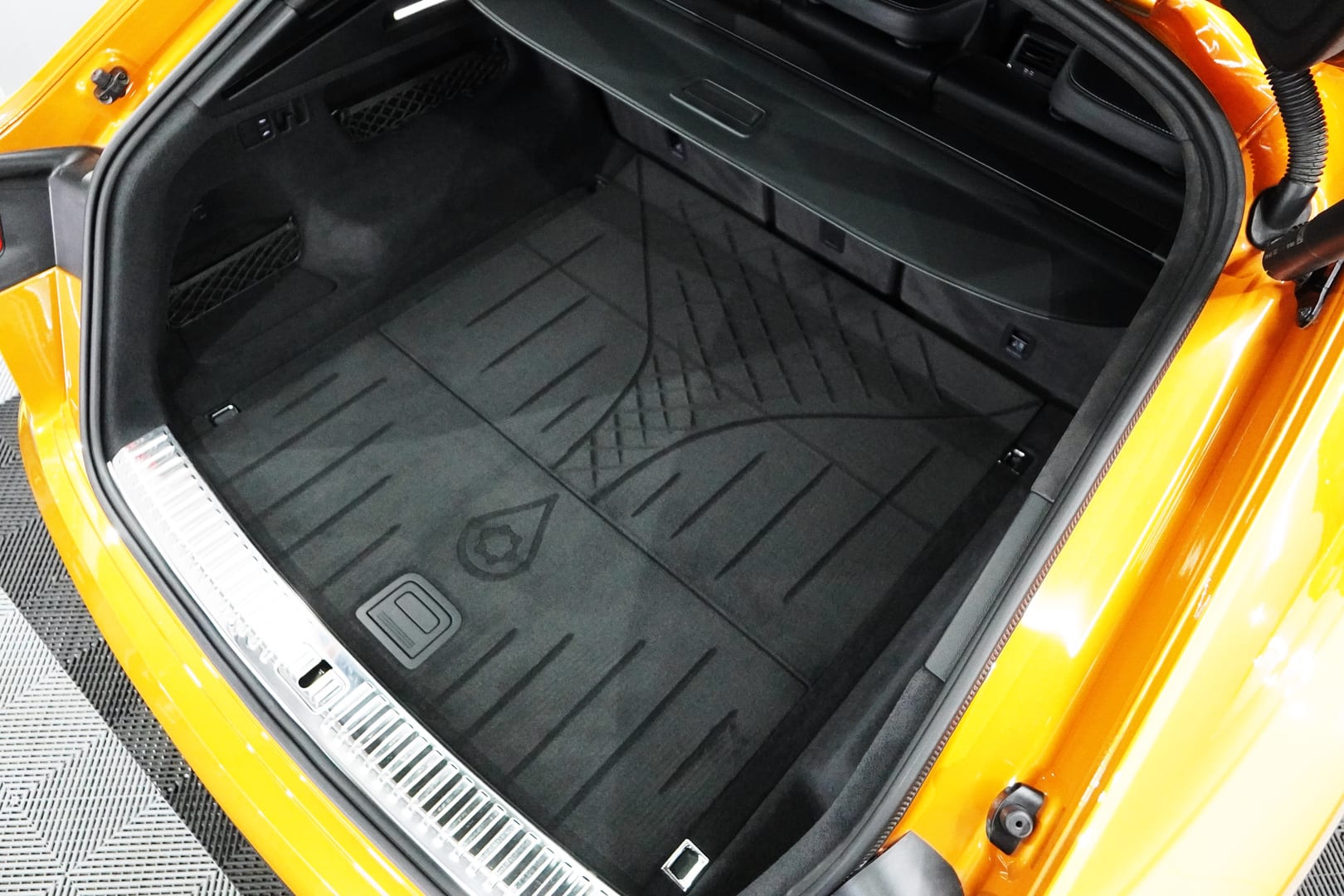 Audi-RSQ8-12