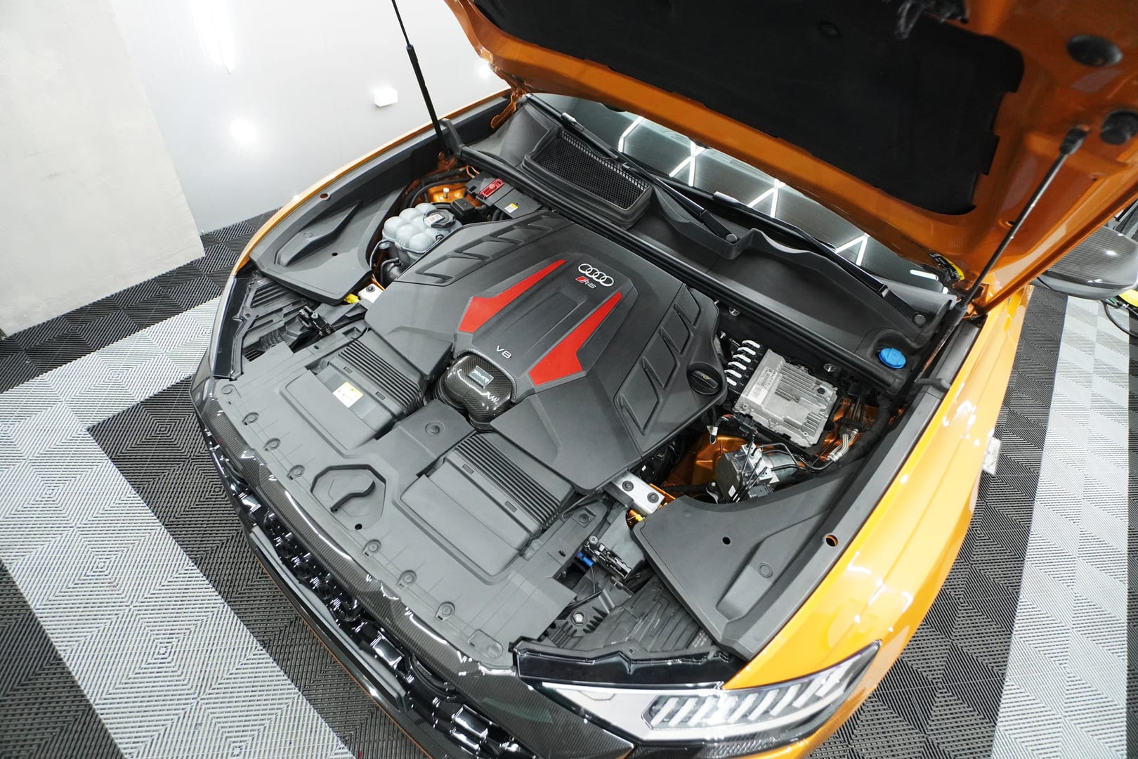 Audi-RSQ8-13