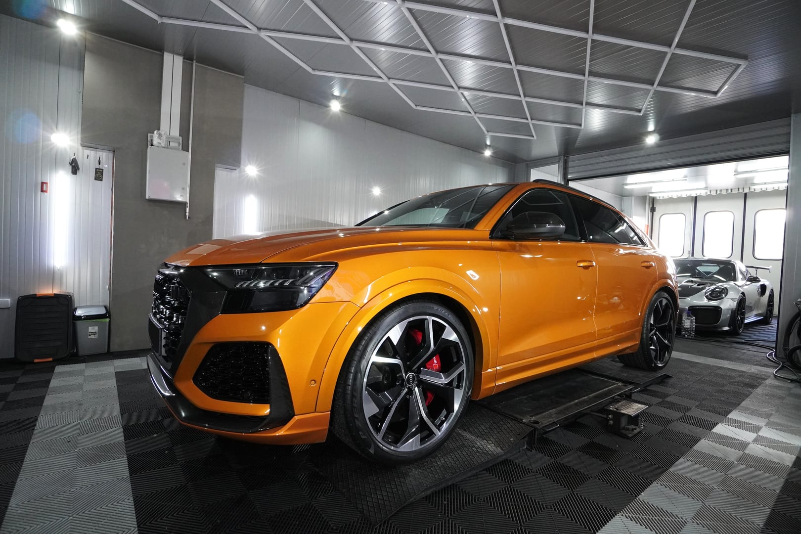 Audi-RSQ8-3