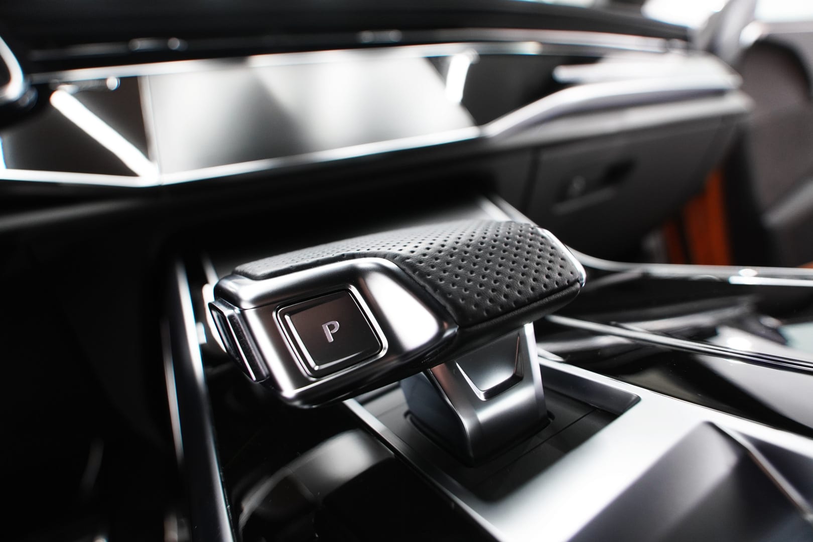Audi-RSQ8-8