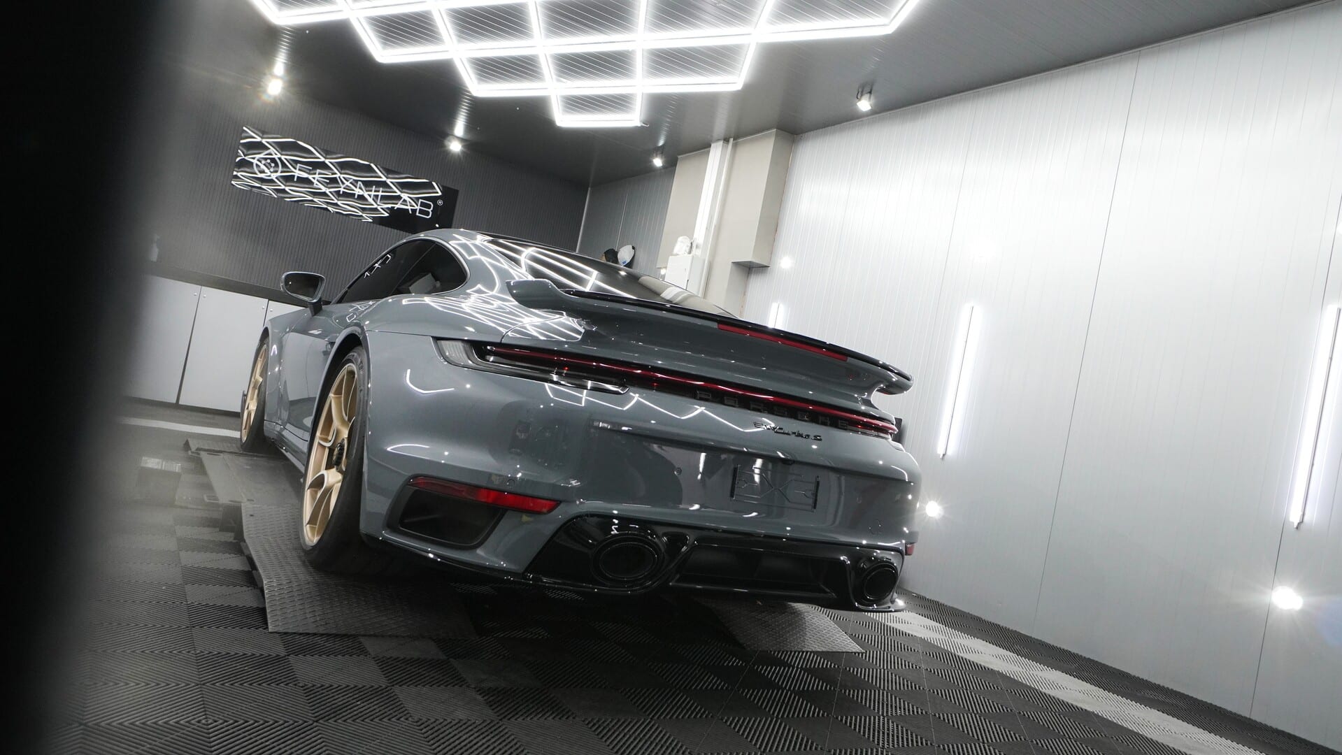 Porsche-911-Turbo-S-18