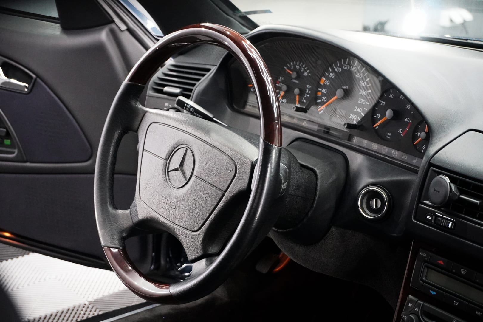 Merces-Benz-SL-600-27