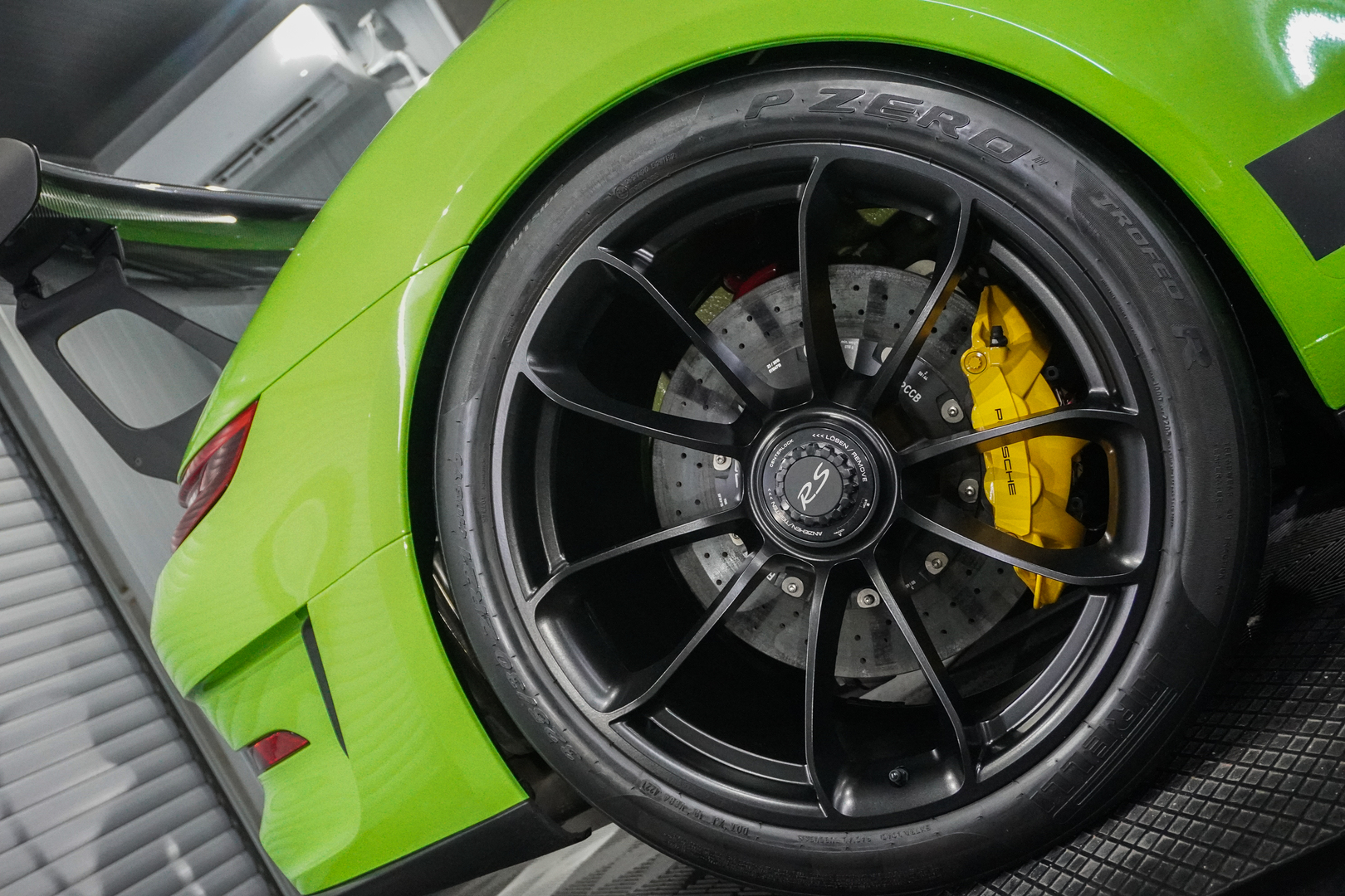 Porsche-911-GT3-RS-11